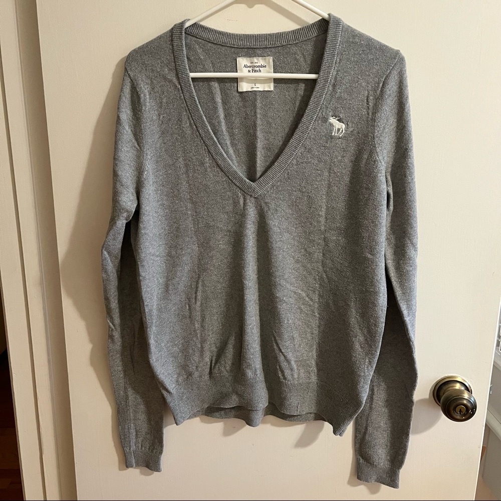 Grey v neck Abercrombie & Fitch long sleeve sweater